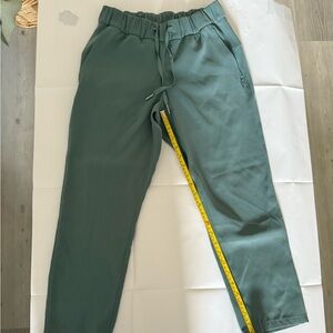 Lululemon women’s on the fly cropped pants. Size 4. Tidewater teal.